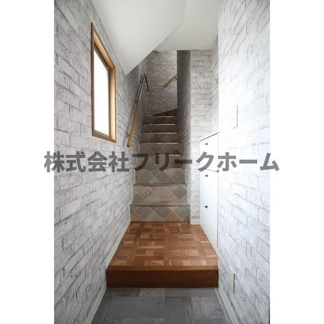 武蔵野市西久保１丁目の賃貸マンションのエントランス