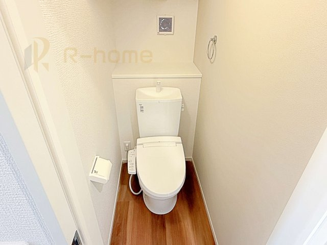 常陸太田市西三町1期　新築戸建て　4号棟のトイレ|温水洗浄便座付きのトイレ。
トイレが２ヵ所設置で朝の忙しい時間でも安心です。