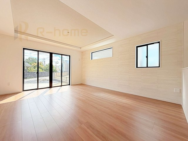 常陸太田市西三町1期　新築戸建て　4号棟の居間・リビング|広々とした余裕のあるリビングです♪大きな窓からは自然光が届きます。
