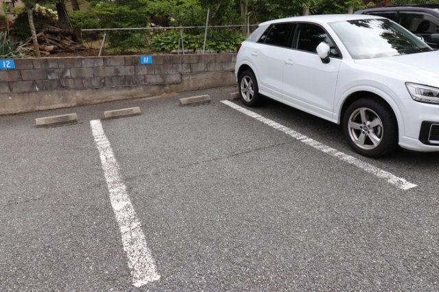 ソレイユマノワール103の駐車場