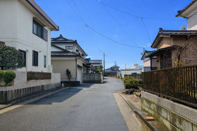 西区小針6丁目　土地の前面道路含む現地写真