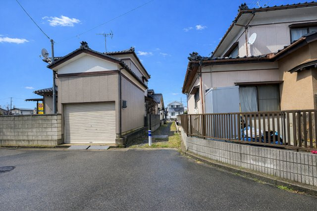 西区小針6丁目　土地の前面道路含む現地写真|西側通路