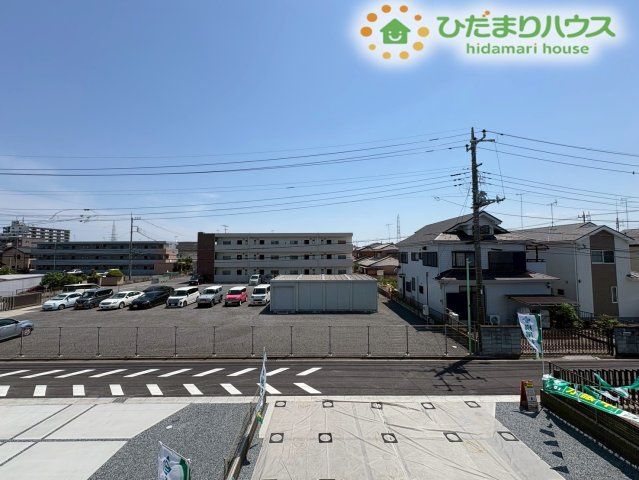 深谷市東方　第28期　新築一戸建て　ワイウッドコート　01の展望|バルコニーからの視界が広がる、開放的な周辺の景色です！高い建物が隣接していないため、心地よい風がしっかりと通り抜けます。毎朝お天気の確認をする際にも、すっきりとした爽快感を味わうことができます♪