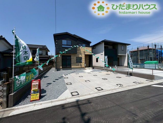 深谷市東方　第28期　新築一戸建て　ワイウッドコート　01の外観|青空に映えるシックな外観デザインです！南側からの光がしっかりと届く設計となっており、おうち全体が明るい印象に包まれます。お仕事やお買い物から帰ってきた際にも、ホッとできる佇まいが魅力的です♪
