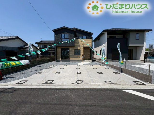 深谷市東方　第28期　新築一戸建て　ワイウッドコート　01の駐車場|お車を並列で駐車できる広々としたカースペースです！ゆとりある広さがあるため、自転車や三輪車の置き場所としても重宝します。お友達やご親戚が急にお車で遊びに来た際にも、駐車場所に困りません♪