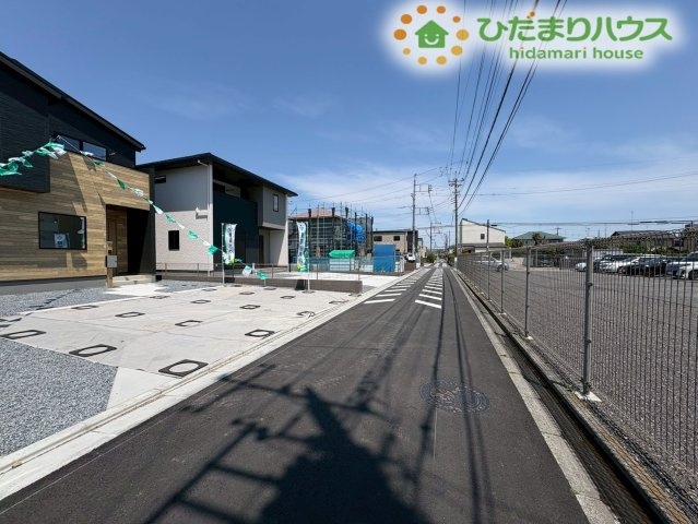 深谷市東方　第28期　新築一戸建て　ワイウッドコート　01の前面道路含む現地写真|見通しが良くすっきりとした前面道路です！十分な道幅が確保されているため、大きめのお車でも対向車とのすれ違いがスムーズに行えます。小さなお子様と手をつないで歩く際にも、ゆとりがあって安心です♪