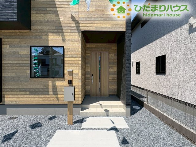 深谷市東方　第28期　新築一戸建て　ワイウッドコート　01のエントランス|木目調のアクセントウォールがおしゃれな玄関ポーチです！深い軒がかかっているため、雨の日の鍵の開け閉めも濡れずに落ち着いて行えます。ベビーカーを一時的に置いておくのにも十分な広さがあります♪