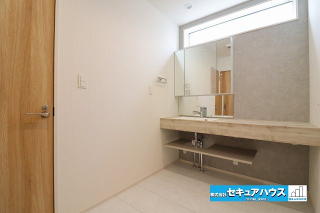 【今からご案内可能】愛知郡東郷町御岳2丁目　全2棟の収納|【パントリー】
◆お菓子や日用品のストックを収納することができます。可動棚のため高さ調整することが可能。また、来客時にもリビングからは見えずらい位置に設計されているも嬉しいポイントです。　　　　　　　