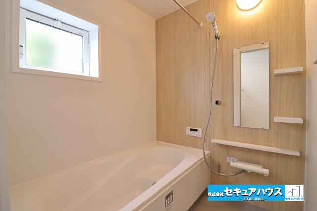 【今からご案内可能】愛知郡東郷町御岳2丁目　全2棟の独立洗面台|【洗面台】
◆鏡の裏にはたっぷりと収納スペースを標準装備！
◆電源を付属しているのでドライヤーなど利用できます。
◆お洒落なデザインで清潔感を保ちやすいフルフラットカウンターのオープンサニタリーです♪