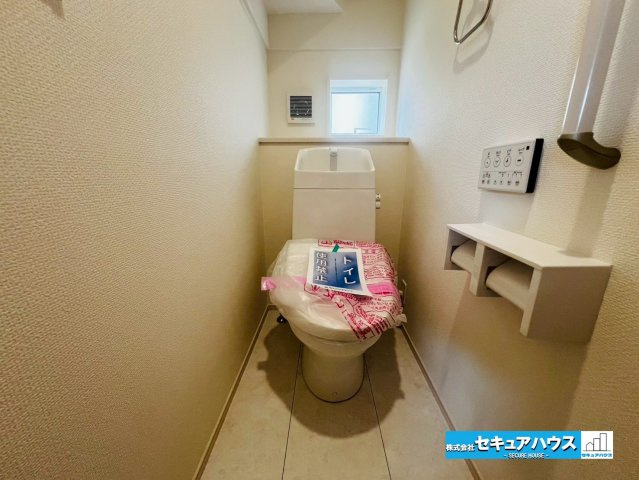 【今からご案内可能】愛知郡東郷町御岳2丁目　全2棟の浴室|【浴室】
◆アクセントパネルで落ち着きのある雰囲気を演出します。毎日の疲れを癒やすバスタイムをお楽しみ下さい！
◆窓付きで、カビの繁殖を抑える効果があります。
◆追い炊き機能付きのオートバスです。　　