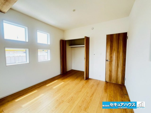 【今からご案内可能】愛知郡東郷町御岳2丁目　全2棟の洋室|【洋室6.25帖】
◆家族一人ひとりの大切なプライベート空間。趣味に合わせて使って頂けるようシンプルに仕上げてあります。暮らし心地を大きく左右する収納を、適材適所に配置し使い勝手を考慮しました。　
