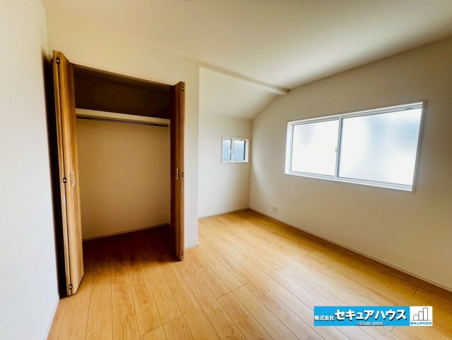 【今からご案内可能】愛知郡東郷町御岳2丁目　全2棟の洋室|【洋室7帖】
◆広々とした居住空間は日々の暮らしを彩り、心のやすらぎと満足感を与えてくれます。通風と採光を考慮した設計は子供たちはのびのび育ち、家族でくつろぎと団らんを生み出します。　　　　　　　　　