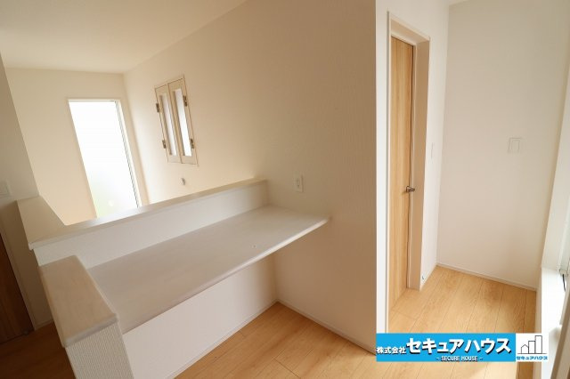 【今からご案内可能】愛知郡東郷町御岳2丁目　全2棟の洋室|【洋室6.25帖】
◆お子様のお部屋や来客時の宿泊室、趣味のお部屋としてもご利用いただけます♪
◆全居室収納付きのため、各部屋にお洋服や荷物を収納できます。
◆2面から採光を取り入れるため明るいです。