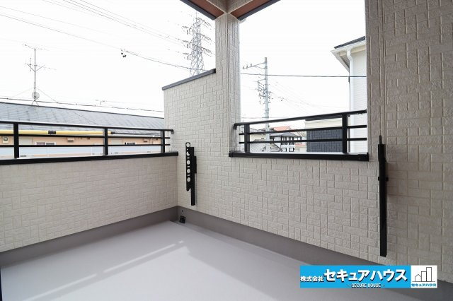 【今からご案内可能】愛知郡東郷町御岳2丁目　全2棟の内装|【2期廊下】
◆カウンター付きです。陽光を取り込む吹抜があるため電気をつけなくても充分な明るさです。宿題や急なリモートワークにも対応できるため便利なスペースです。
◆収納クローゼットもございます。　　