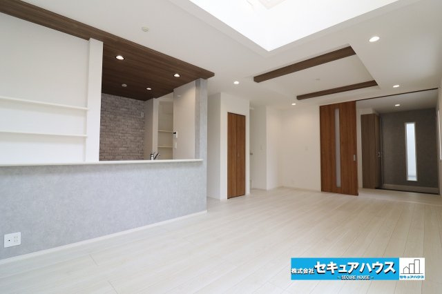 【今からご案内可能】愛知郡東郷町御岳2丁目　全2棟のバルコニー|【インナーバルコニー】
◆見晴らしもよく、太陽の温かな温もりをめいっぱい受け止めてくれます。南向きで日当たり良好のため洗濯物もすぐに乾きます。
◆インナーバルコニーのため急な天候の変化にも安心です♪　