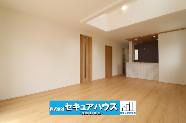 【今からご案内可能】愛知郡東郷町御岳2丁目　全2棟の玄関|【玄関】
◆採光・通風にも配慮された設計で毎日明るい空間をキープします。
◆シューズボックスに鏡がついており身だしなみを確認してからお出かけすることが可能♪
◆ダブルロックキーで防犯面も安心です。　　