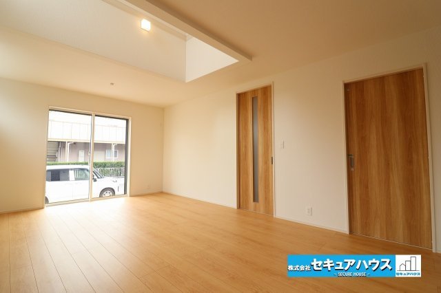 【今からご案内可能】愛知郡東郷町御岳2丁目　全2棟の居間・リビング|【LDK19帖】
◆吹抜×南向きのリビングは通風・採光共に良好です。
◆広々19帖のため大きなソファや家具を置くこともできます。家族でリビングで過ごす大切な時間を有意義に過ごせる空間です。　　　　　　