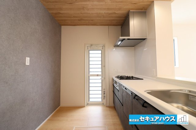 【今からご案内可能】愛知郡東郷町御岳2丁目　全2棟の居間・リビング|【19帖リビング別角度】
◆南向きの大きな窓にはシャッターがついているため、防犯面や防音、プライバシーの保護にも配慮できます。
◆温かみのあるブラウン×洗練された白基調の配色で家具も選びやすいです。　