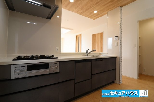 【今からご案内可能】愛知郡東郷町御岳2丁目　全2棟のキッチン|【キッチン】
◆アクセントクロス×ポップアップ天井によりお洒落な雰囲気に仕上がっています。
◆勝手口付きのためゴミ出しもスムーズに行うことが可能！
◆床下収納にはお米や調味料のストックを入れられます。