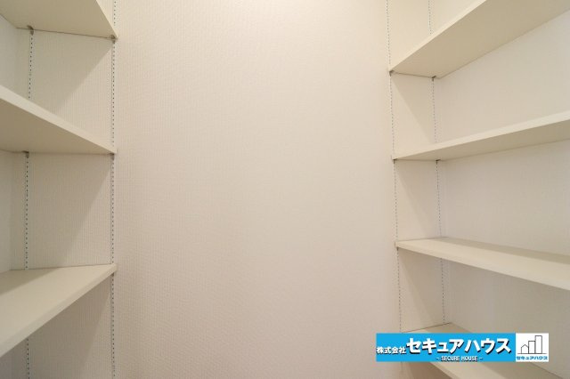 【今からご案内可能】愛知郡東郷町御岳2丁目　全2棟のキッチン|【キッチン】
◆対面式キッチンのためリビングで遊ぶお子様の様子やテレビを見ながら料理することができます。
◆洗い物の時短に繋がる食洗機や３口コンロ、収納豊富を兼ね備えたシステムキッチンとなっています。