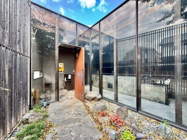 飾磨区阿成植木貸店舗のエントランス