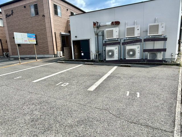 飾磨区阿成植木貸店舗の駐車場