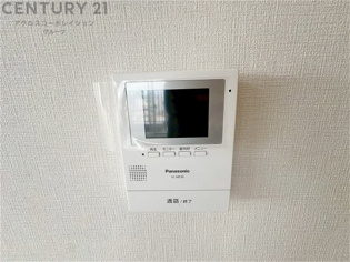 訪問者が来たときにテレビ画面で確認できるため、安心してドアを開けられます。録画機能があるものもあり、留守中に来訪者を記録しておくことができます。利便性が高く、セキュリティ面でも安心です。