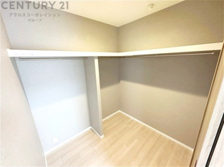 収納力が高く洋服や小物を整理しやすく、更衣室のように使え、部屋がすっきり保てます。収納の配置を自由に調整でき、換気性が良く防湿・防虫対策も可能。快適で機能的な生活空間を実現できます♪