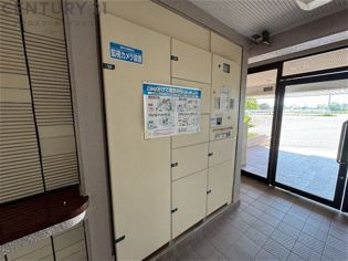宅配ボックスは荷物の受け取りや配達が便利で安全です。不在時でも荷物が確保され、盗難や損傷のリスクが減少。受け取り時間の柔軟性が向上。外出先からでも荷物の受け取りや預けが可能となります。
