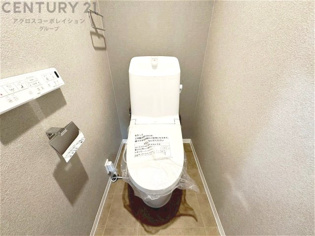 温水洗浄便座付トイレは温水洗浄機能により、暖かい水でおしりを洗浄することができ、冷たい水を使う従来の便座に比べ、温水洗浄機能で暖かいトイレを提供し、快適な使用を可能にします。