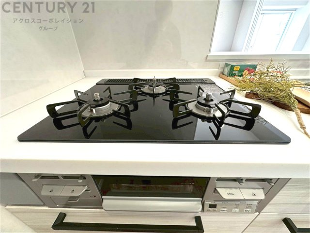 多数の調理器具を同時に使用でき、料理の効率化が可能。省エネで節約になり、様々な料理スタイルに適応できます。また、火力調整が独立しており、手入れや掃除もしやすく、今よりもっとお料理が楽しくなるかも。