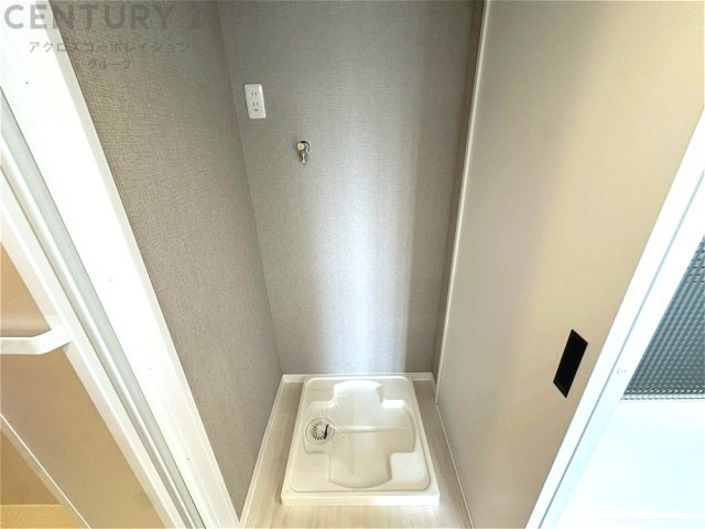 洗濯物の仕分け作業がしやすく、整理整頓が容易になります。洗濯音や湿気を他の部屋に持ち込まず、生活環境を快適に保ちます。上部を活用すれば収納スペースを確保でき洗剤や洗濯用品の整理もしやすくなります。