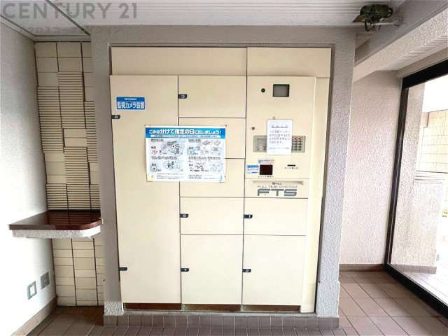 宅配ボックスは荷物の受け取りや配達が便利で安全です。不在時でも荷物が確保され、盗難や損傷のリスクが減少。受け取り時間の柔軟性が向上。外出先からでも荷物の受け取りや預けが可能となります。