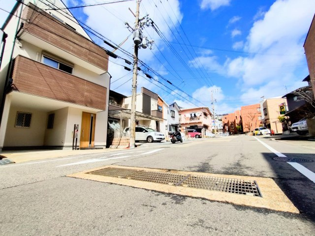 灘区篠原中町5丁目の前面道路含む現地写真|前道は陽当たり・風通しが良い幅員9.1ｍ
