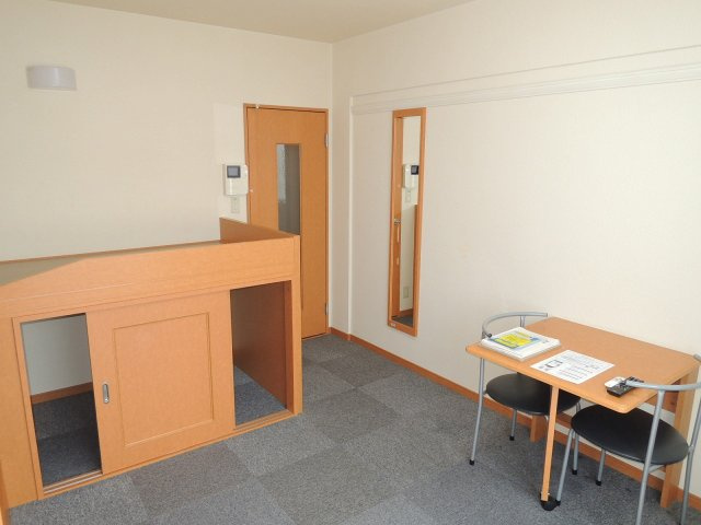 レオパレスセントラル南４条Ｂの居間・リビング