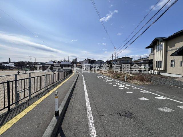 【商談中】花巻市愛宕町・下幅　土地の前面道路含む現地写真