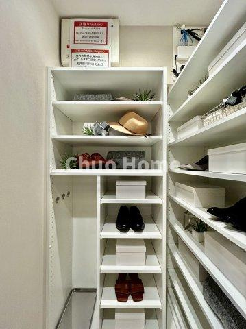 シティタワーズ東京ベイイーストタワーの玄関|【玄関】玄関には大型のシューズインクローゼットを設置しておりますのでいつでもスッキリりとした空間を保てます。玄関周りを清潔に使うのはとても大事なことですよね。