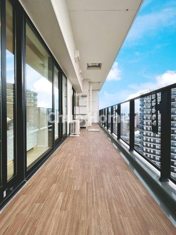 シティタワーズ東京ベイイーストタワーのバルコニー|【バルコニー】幅もあって、奥行きもあるゆとりのバルコニー。洗濯物を干したり乾かしたりだけでなく、ただ出てみるだけでも気持ちいいですよ。