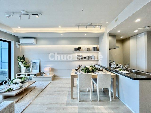 シティタワーズ東京ベイイーストタワーのキッチン|視界に広がりを生むオープンなキッチン。料理や片付けをしながら、家族との会話を楽しんだり、リビングで遊ぶ子どもを見守れます。ご見学時には家具の配置などもイメージしながらぜひご覧になって見て下さい。