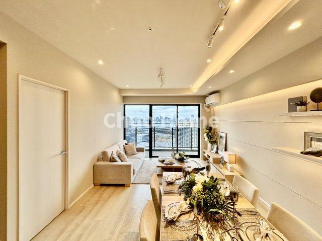 シティタワーズ東京ベイイーストタワーのダイニング|【ダイニング】忙しい朝でも、しっかり家族が揃って食事をして頂けるゆとりある大きさのダイニングスペース。奥様が作る手料理をカウンター越しに受けとって頂き、テーブルで囲む素敵な時間を存分に愉しんで下さい。