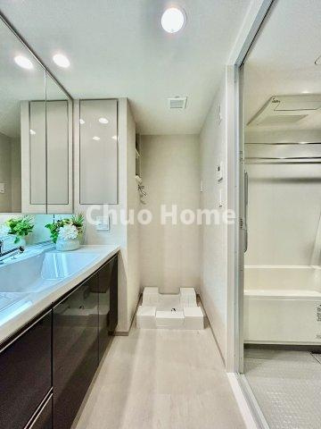 シティタワーズ東京ベイイーストタワーのランドリースペース|【ランドリースペース】担当者がスケールを持ち歩いておりますので、ご見学時には現在お使いの洗濯機などがきちんと収まるかなどもチェックして下さい。見学前に測っておくと非常に便利だと思います。