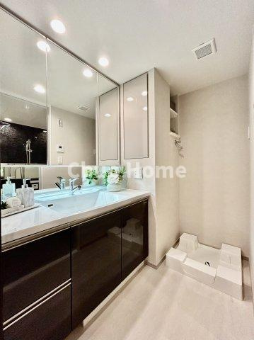 シティタワーズ東京ベイイーストタワーの脱衣所|【洗面所】明るい洗面所は朝をすっきりさせてくれる空間です。バタバタしている忙しい朝でも収納が多い洗面台では短い時間で効率良く支度ができます。