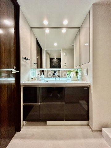 シティタワーズ東京ベイイーストタワーの独立洗面台|【洗面化粧台】洗面化粧台には三面鏡を採用。身だしなみを整えやすい事はもちろんですが、鏡の後ろに収納スペースを設ける事により、散らかりやすい洗面スペースをすっきりさせる事が出来るのも嬉しいですね