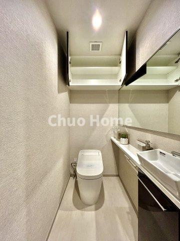 シティタワーズ東京ベイイーストタワーのトイレ|【トイレ】 収納スペースをしっかりと確保した温水洗浄便座機能付きトイレ。温水洗浄便座は清潔にお使いいただくための大切なアイテムです。