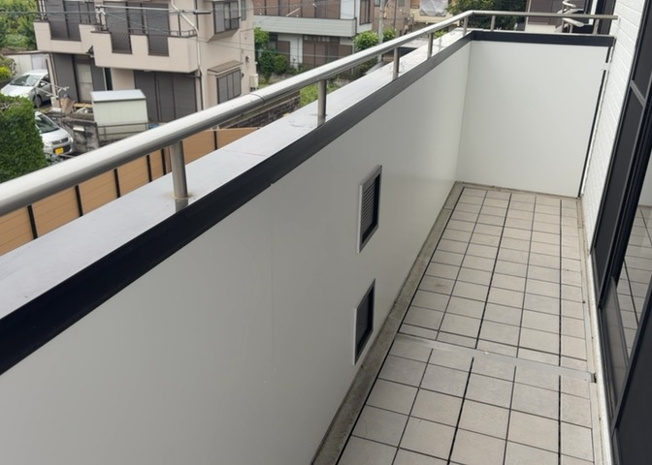 【バルコニー】 | バルコニーは、室外の専用スペースのうち、「屋根がなく開放された空間」であるものを指します。ベランダより広いタイプのものが多く、日当たりもよいため家庭菜園などを楽しみたい人にとって適した環境となります。