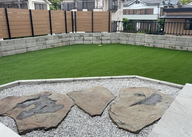 【庭】 | 庭があることでガーデニングや家庭菜園はもちろん、こどもの遊び場やペットを放して遊ぶことができます。また、家の周囲に余裕があるということです。隣地との間があれば、十分な日当たりと、風通しが確保できます。