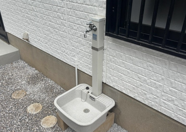 【設備】 | 敷地内に散水栓や立水栓があると便利です。水道水を直接利用できるため、水を運ぶ手間を省くことが出来ます。大量の水を必要とする洗車作業や清掃などに役立ちます。その他設備とあわせて、現地でご確認ください。