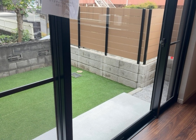 【内装】 | サッシは、ガラス窓に使用される金属製の窓枠です。一般的に住宅建築では、金属製建具工事の段階でガラス類・玄関などと同時に設置されます。種類や構造により断熱性能や遮音性能が異なるので現地でご確認ください。