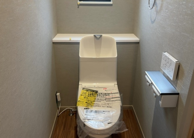 【トイレ】 | トイレは大きさや形、機能、抗菌性などが異なる多種多彩なタイプが各メーカーから出ています。それぞれに良さがあるため、事前にどういったタイプのトイレがいいのかをご家庭内で決めて、内見に行くといいでしょう。