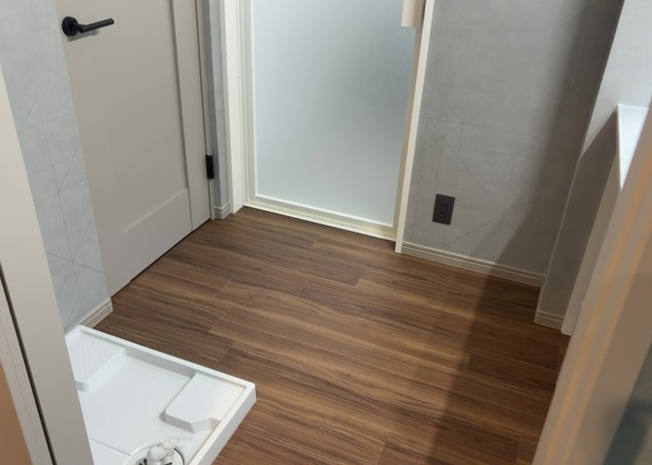 【脱衣所】 | 多くの戸建て住宅で見かける洗面脱衣所は、洗面台と洗濯機が2畳ほどのスペースに並べられていて、洗面所が脱衣所を兼ね備えている間取りが一般的です。お客様が利用することもある、パブリックな空間でもあります。
